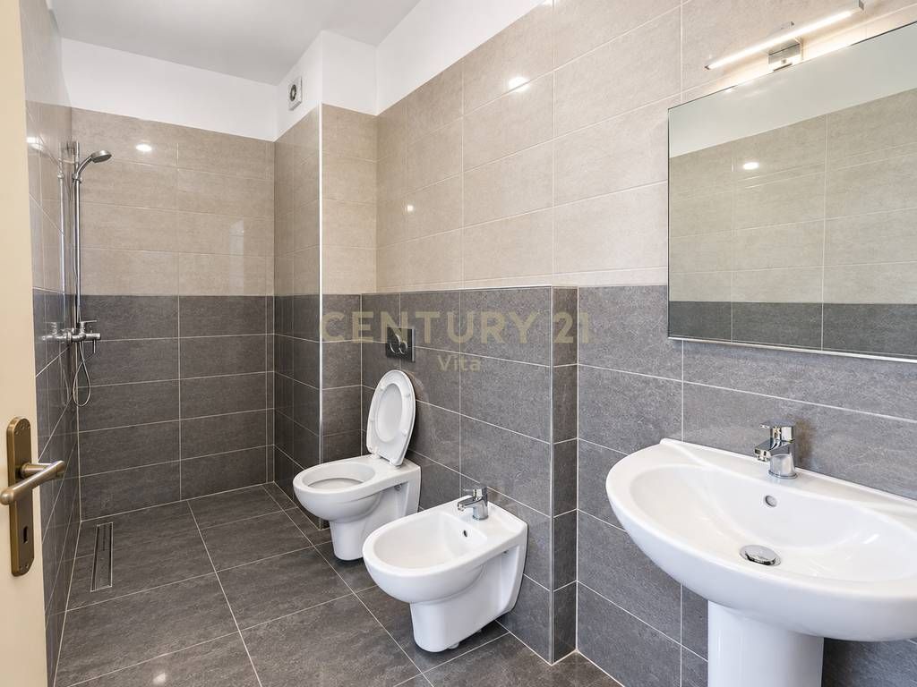APARTAMENT 2+1+2 TUALETE + BALLKONE ME PAMJE TE LIRE ORJENTIM JUG-LINDJE-PERENDIM GJITH KOHES DRITE ,TEK STADIUMI !!
