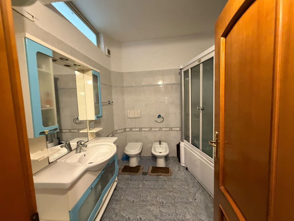 Shitet 3+1+2 me pamje nga porti ne Durres