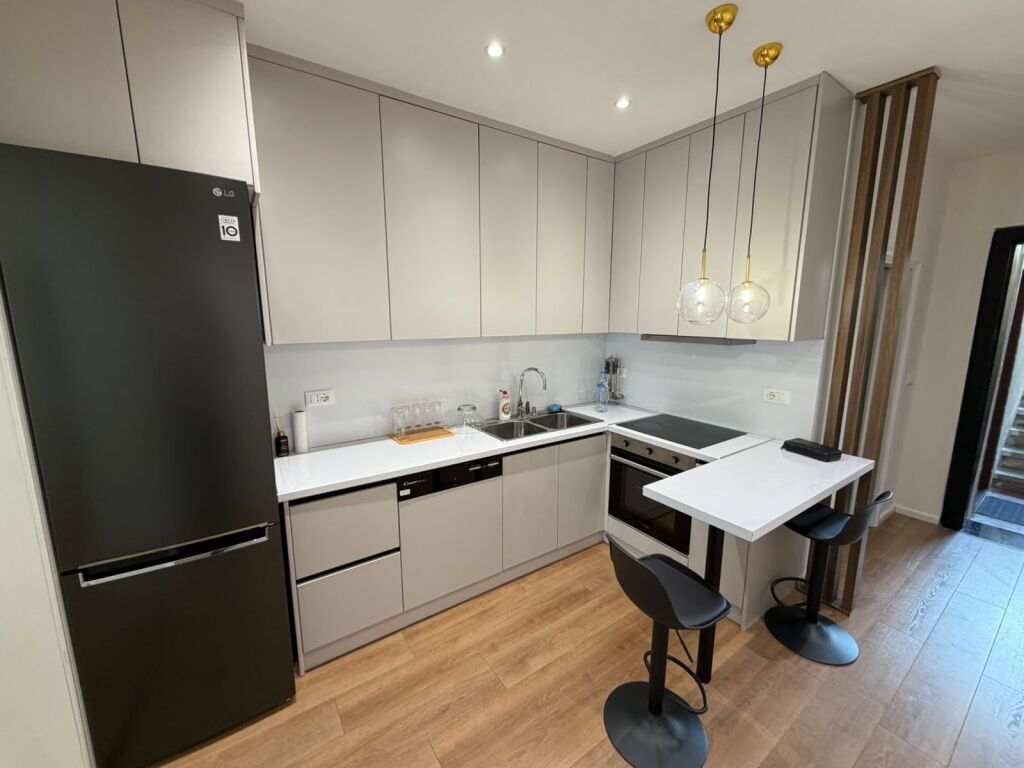 Appartamento 2+1 in affitto - Vicino al liceo Petronini Luarasi - Superficie: 75 m2 - Piano: 2 - Costruzione esistente - Corridoio distributore - Soggiorno - Cucina separata con uscita sul balcone  Prezzo: 90.000 lek