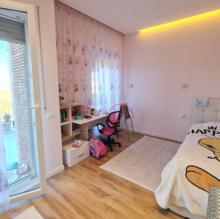 Appartamento 3+1+2+Veranda in vendita vicino a TEG! 420 Milioni di Leke!