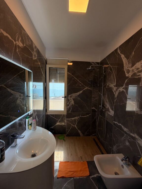 AFFITTASI APPARTAMENTO 2+1+3 BALCONI VILA E ZOGUT, DURRES