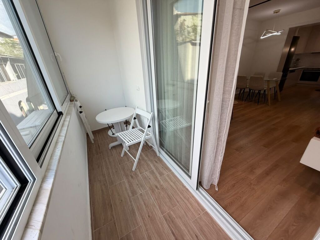 Appartamento 2+1 in affitto - Vicino al liceo Petronini Luarasi - Superficie: 75 m2 - Piano: 2 - Costruzione esistente - Corridoio distributore - Soggiorno - Cucina separata con uscita sul balcone  Prezzo: 90.000 lek