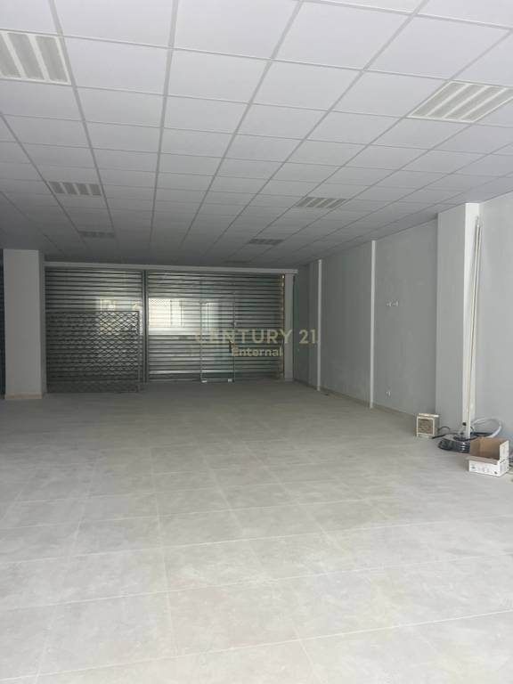 Unità commerciale in affitto nella zona di Astiri con una superficie di 200m2 piano terra €