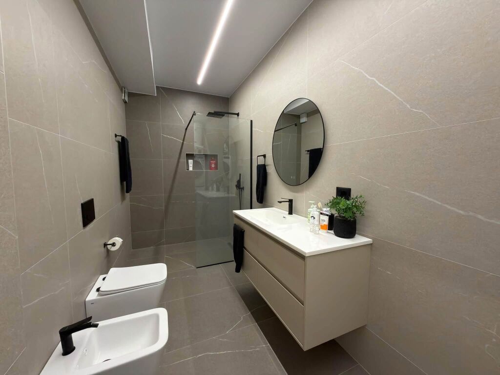 Shitet duplex luksoz 2+1+2 poste parkimi