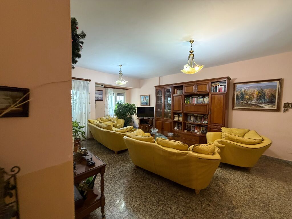 Shitet 3+1+2 me pamje nga porti ne Durres