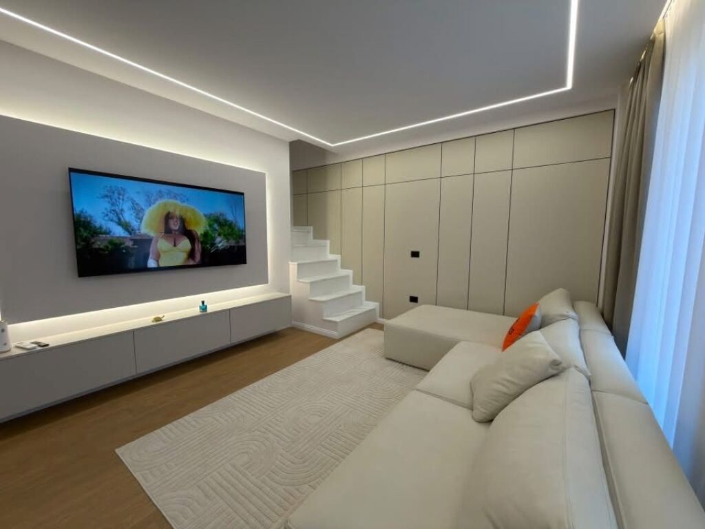 Shitet duplex luksoz 2+1+2 poste parkimi