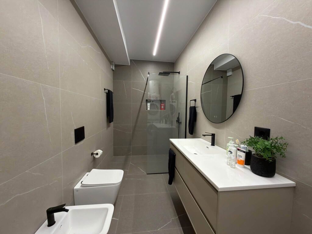 Shitet duplex luksoz 2+1+2 poste parkimi