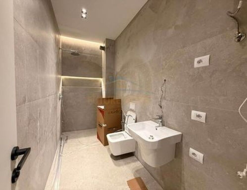 Shitet, Apartament 1+1, Rruga e Barrikadave, Tiranë.
