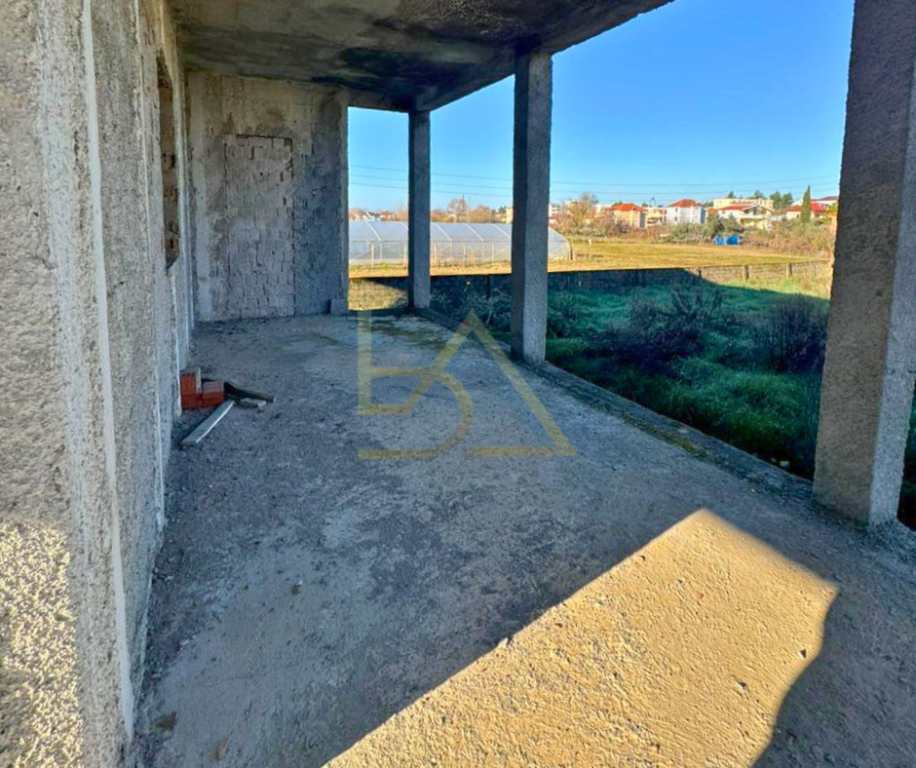VILLA SU DUE PIANI CON TERRENO IN VENDITA – SHIJAK, DURRËS