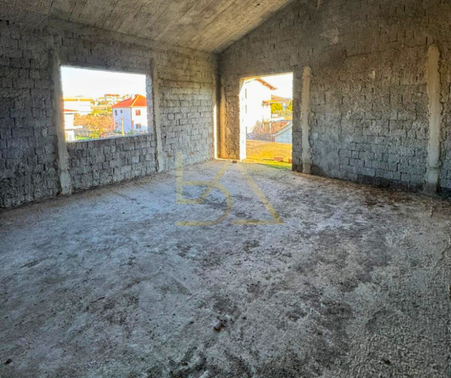 VILLA SU DUE PIANI CON TERRENO IN VENDITA – SHIJAK, DURRËS