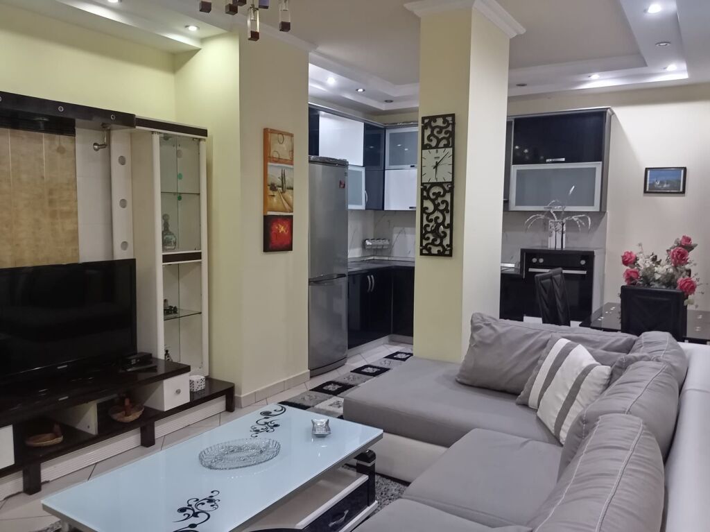 Via Kavaja  affittasi appartamento 3+1, arredato, 800Euro