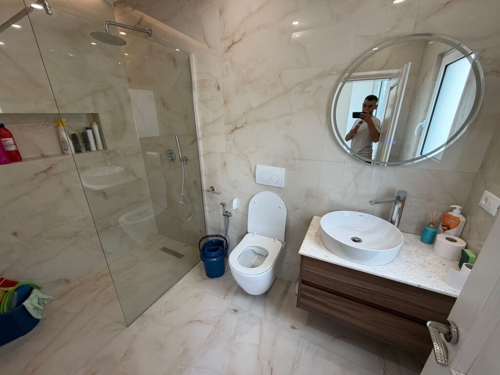 Appartamento 2+1 in affitto - Vicino al liceo Petronini Luarasi - Superficie: 75 m2 - Piano: 2 - Costruzione esistente - Corridoio distributore - Soggiorno - Cucina separata con uscita sul balcone  Prezzo: 90.000 lek