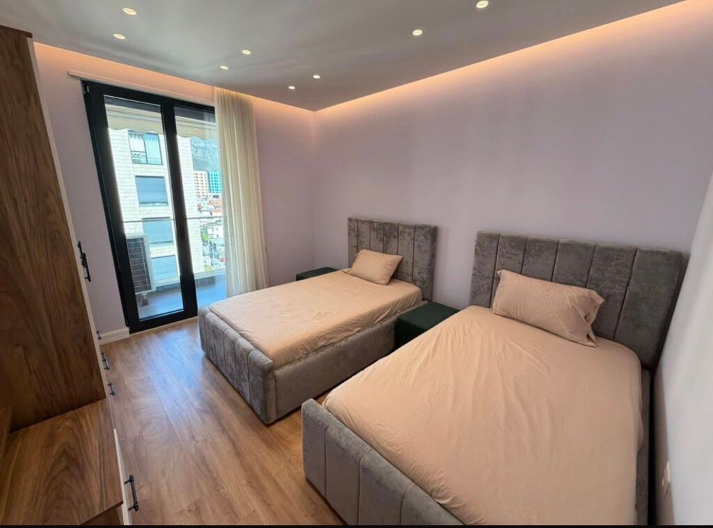 Jepet me qira apartament 3+1 në Porcelan!
