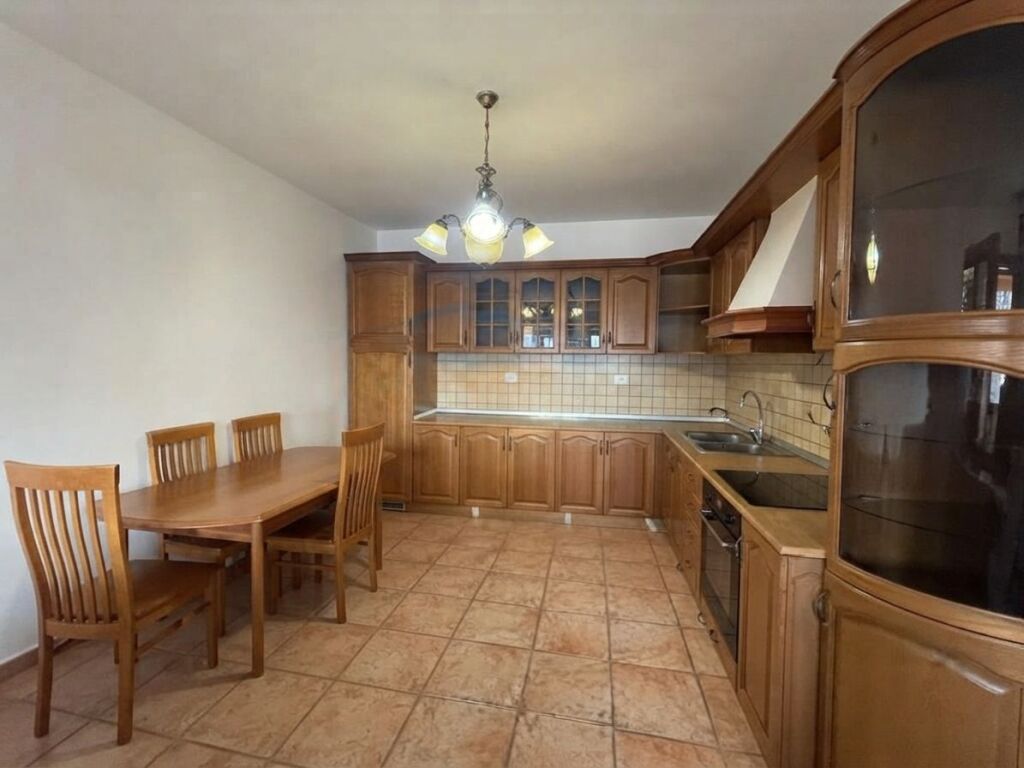 Qira, Apartament 2+1+2, Komuna e Parisit, Tiranë