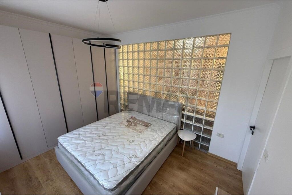 Shitet apartament 1+1 ne Fresk