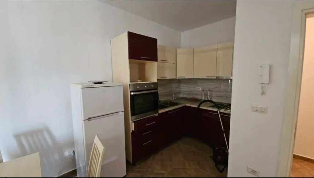 Appartamento 1+1 in Affitto - Centro, vicino a Toptani, Tirana