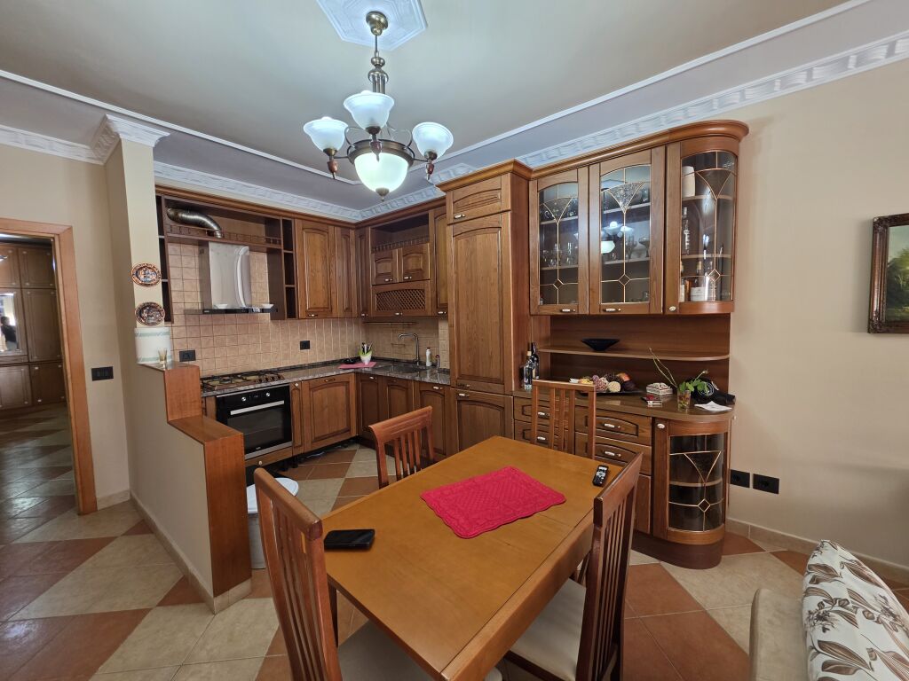 🏡 Apartament me qera 3+1 📍Blloku, Rruga Ismail Qemali