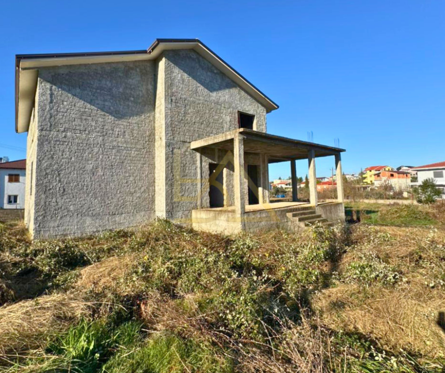 VILLA SU DUE PIANI CON TERRENO IN VENDITA – SHIJAK, DURRËS