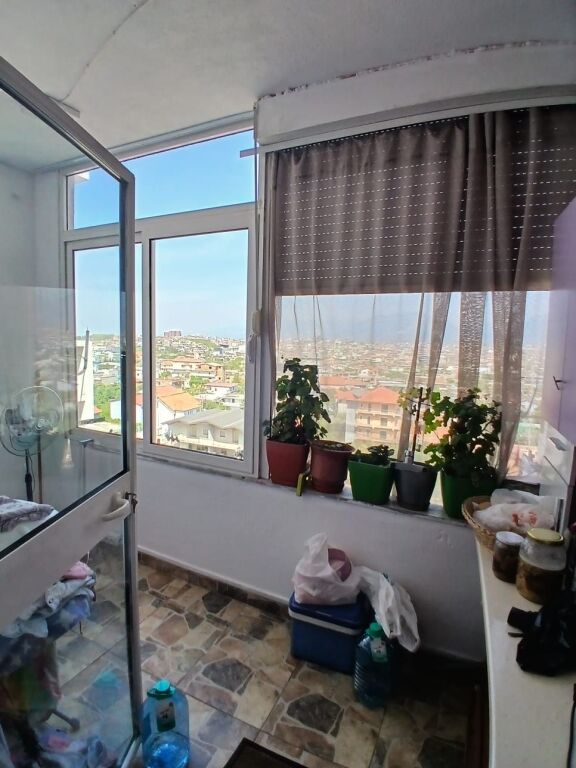 Apartament 1+1 me qera 40 000 lekë, pallatet e verdha prane Hygeia