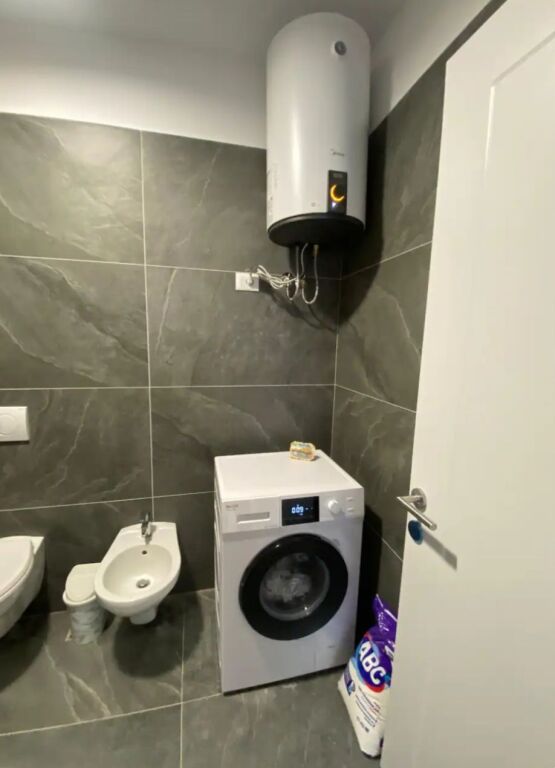 🏠 KËRKOHET NJË VAJZË PËR TË NDARË QIRANË – TIRANË