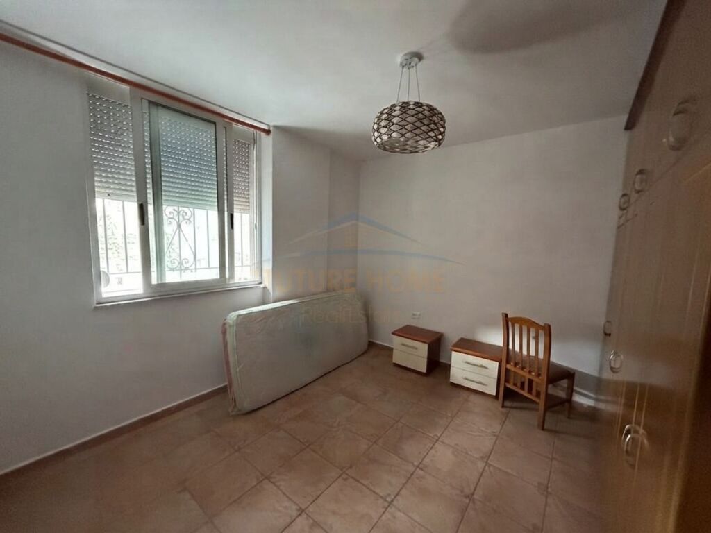 Qira, Apartament 2+1+2, Komuna e Parisit, Tiranë