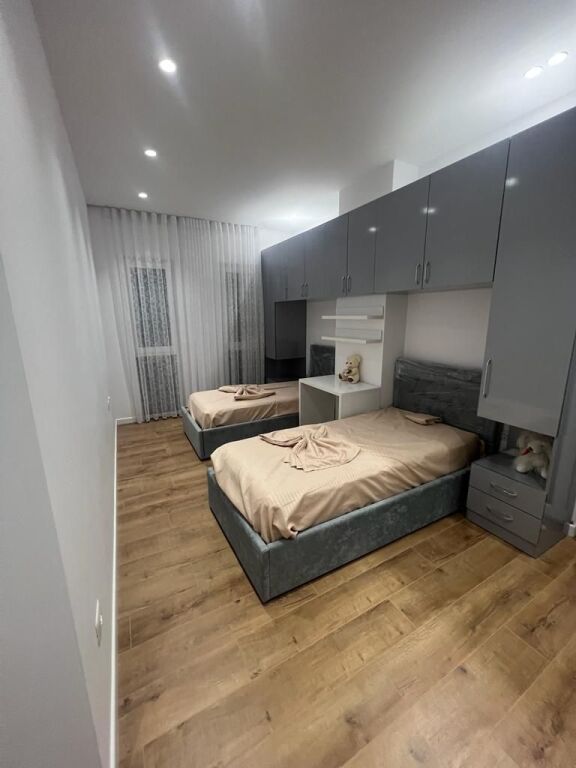 🏢Via 5 Maggio affittasi appartamento 2+1+2+veranda, arredato.1,150,000Lek  (lordo)