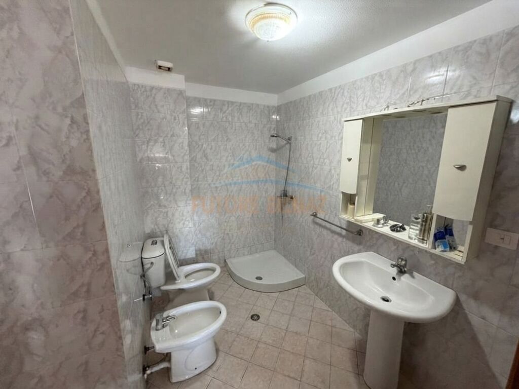 Qira, Apartament 2+1+2, Komuna e Parisit, Tiranë