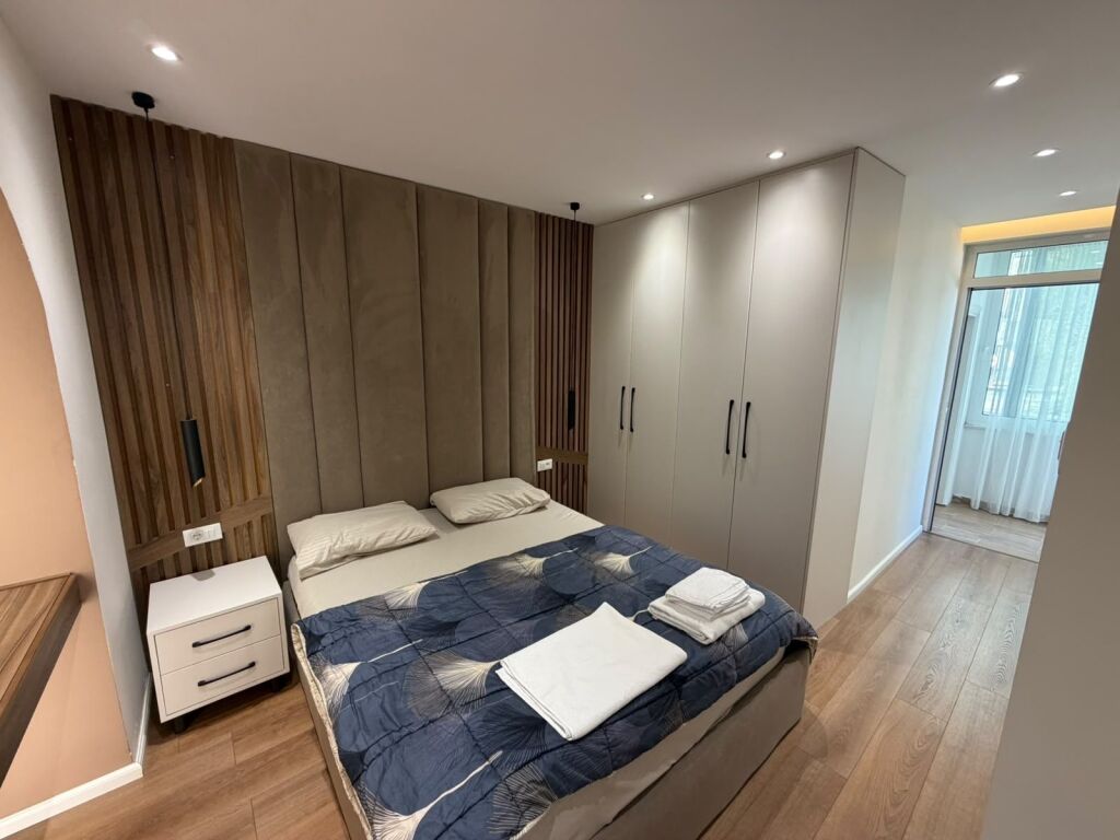 Appartamento 2+1 in affitto - Vicino al liceo Petronini Luarasi - Superficie: 75 m2 - Piano: 2 - Costruzione esistente - Corridoio distributore - Soggiorno - Cucina separata con uscita sul balcone  Prezzo: 90.000 lek