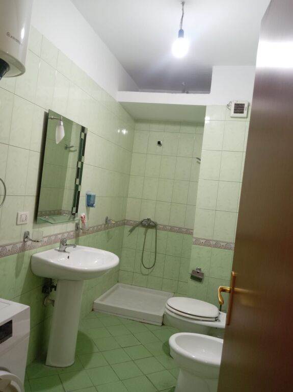 Via Kavaja  affittasi appartamento 3+1, arredato, 800Euro