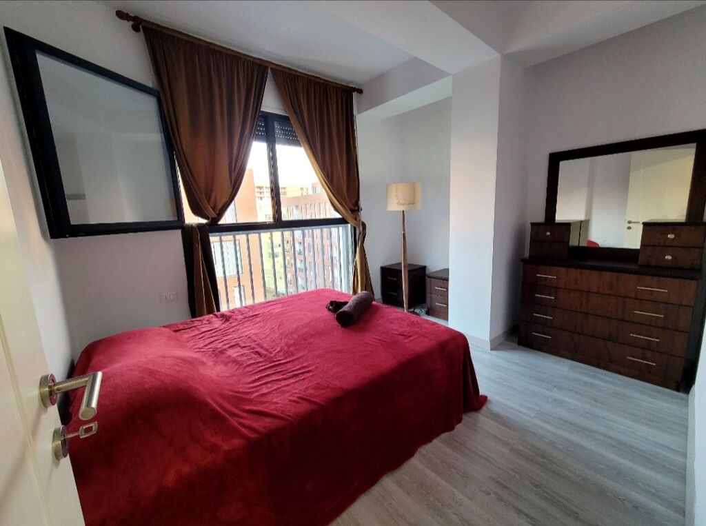 🏠 KËRKOHET NJË VAJZË PËR TË NDARË QIRANË – TIRANË