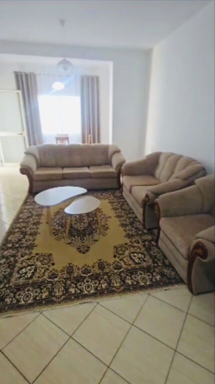 Rruga Bill Klinton,,jepet me qera apartament 1+1,i mobiluar.50,000Leke