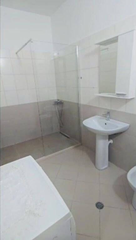 Rruga Bill Klinton,,jepet me qera apartament 1+1,i mobiluar.50,000Leke