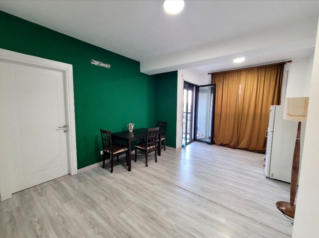 🏠 KËRKOHET NJË VAJZË PËR TË NDARË QIRANË – TIRANË