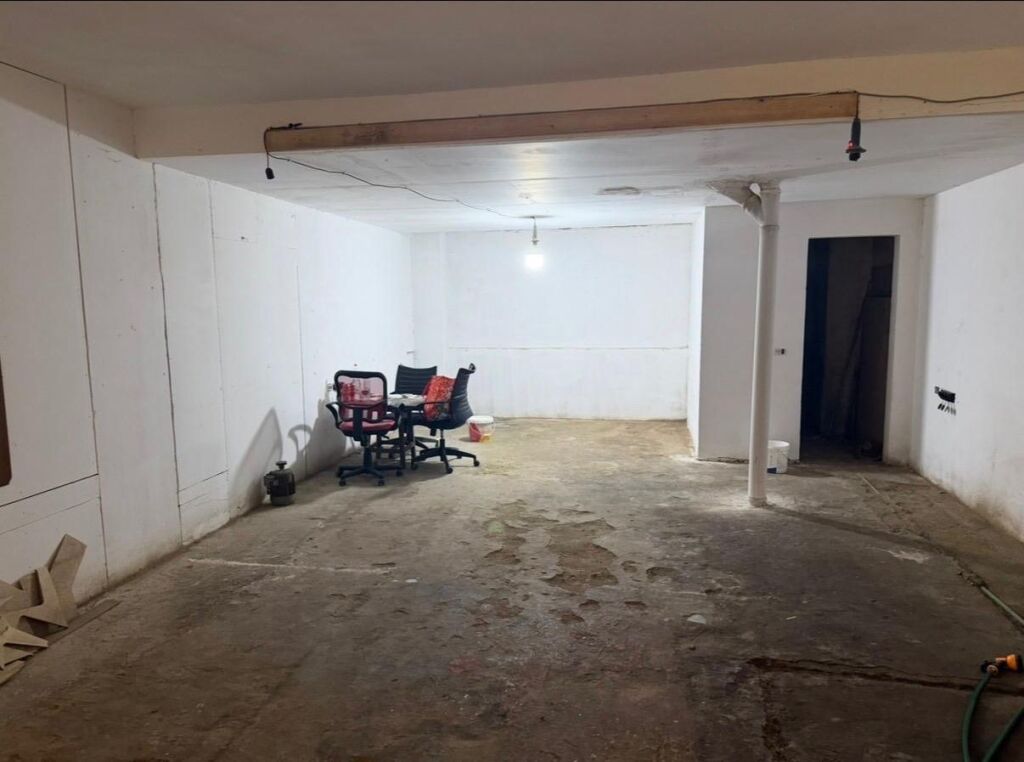Shitet ambient biznesi 120.84 m² me vetratë — Rr. Shefqet Kuka, Linzë