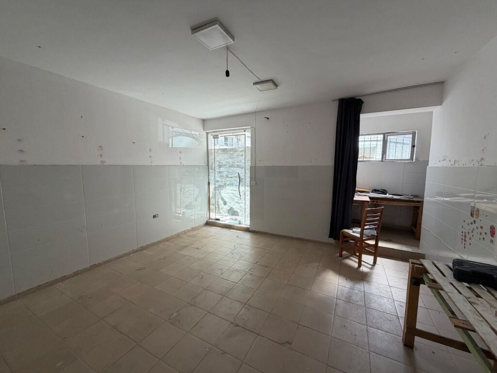 Shitet garazh/magazinë 178.91 m² me rampë makine — Rr. Shefqet Kuka, Linzë