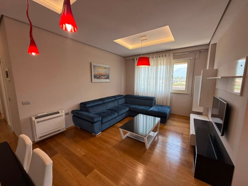 Shitet apartament 2+1 tek Liqeni i Thate , prane Marketi Im .