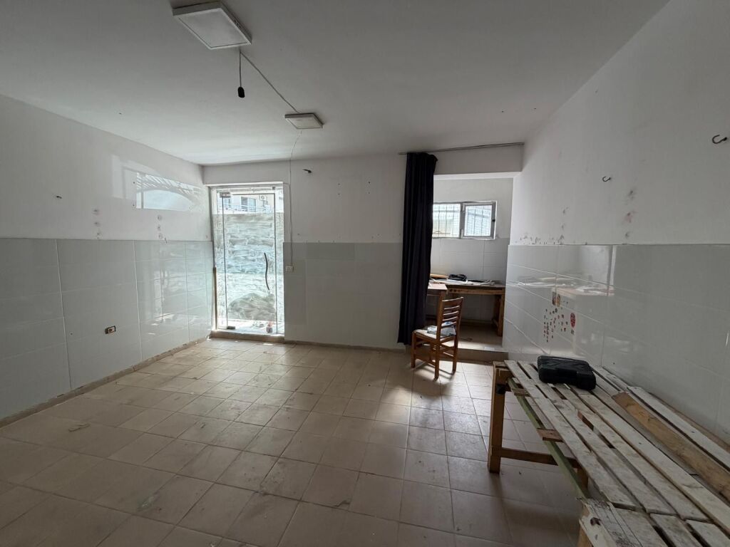 Shitet garazh/magazinë 178.91 m² me rampë makine — Rr. Shefqet Kuka, Linzë