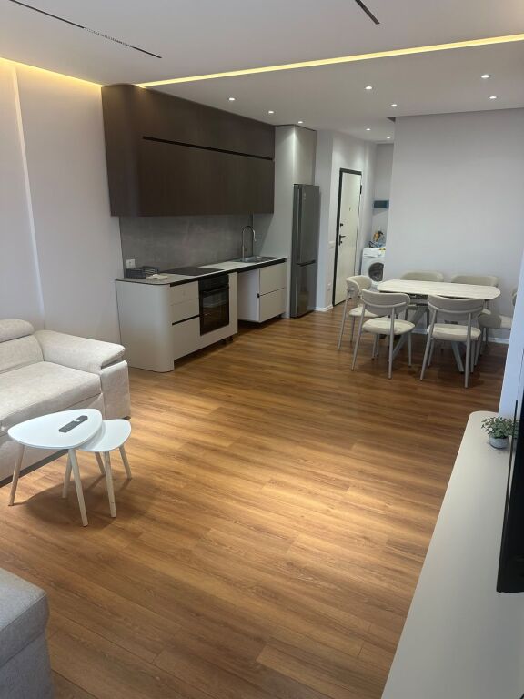 Apartament per qira 2+1+2+🅿️ tek Ish Fusha e Aviacionit cmimi 80,000 leke