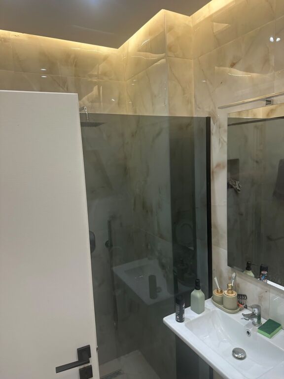 Apartament per qira 2+1+2+🅿️ tek Ish Fusha e Aviacionit cmimi 80,000 leke