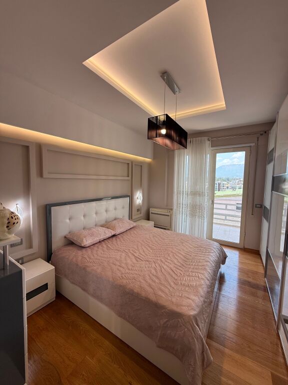 Shitet apartament 2+1 tek Liqeni i Thate , prane Marketi Im .