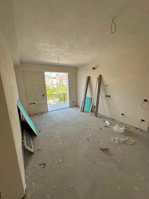 Apartament 1+1 per shitje Liqeni i Thate !