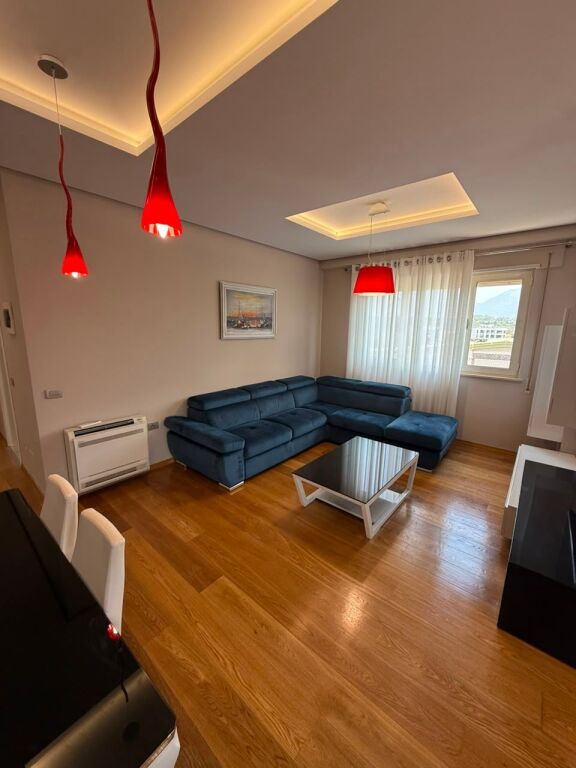 Shitet apartament 2+1 tek Liqeni i Thate , prane Marketi Im .