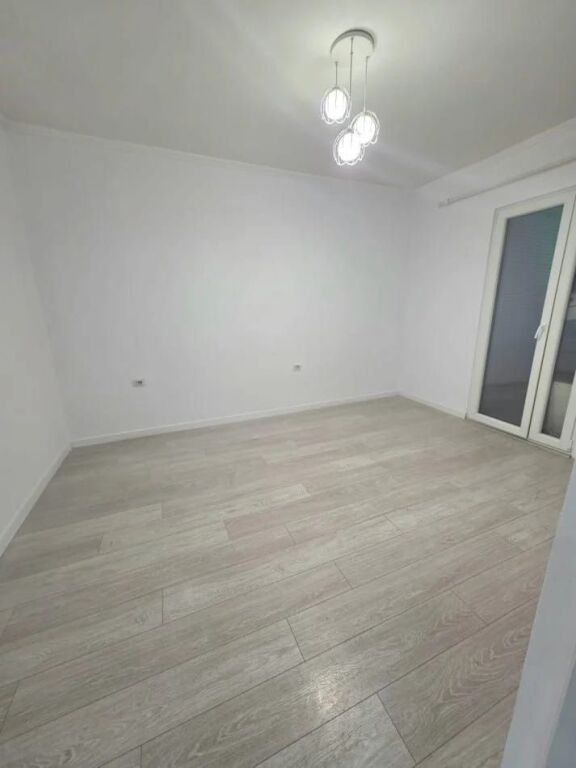 Locale in affitto Via Kavaja !