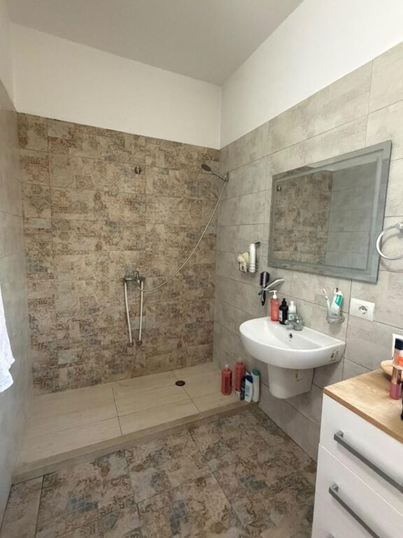 Qera | Apartament 3 + 1 | 21 Dhjetori | 900 €/muaj