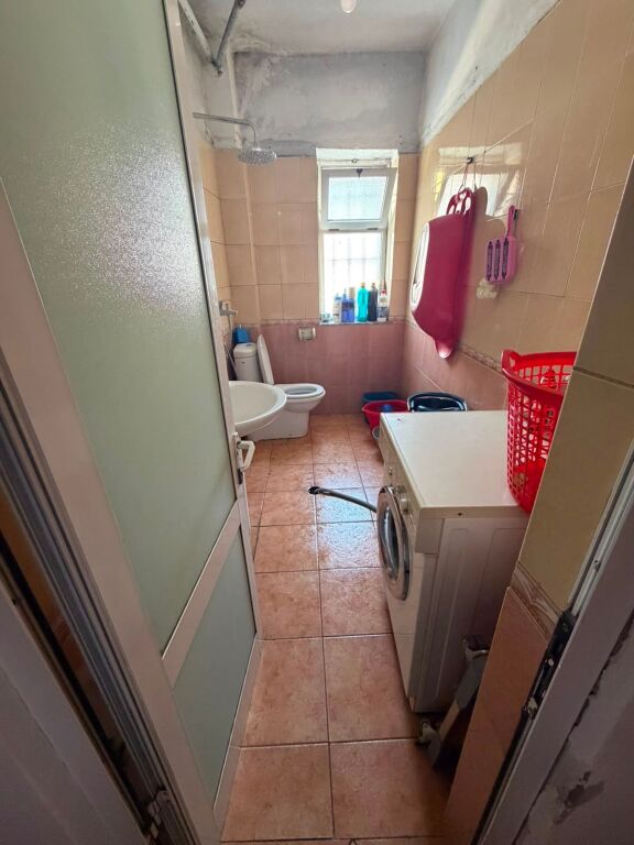 Apartament i gjerë në katin e parë me 2 dhoma gjumi dhe ballkon