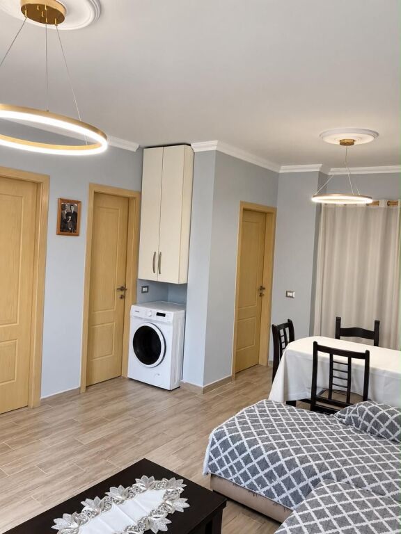 Jepet Apartament me qera ministria e arsimit 600