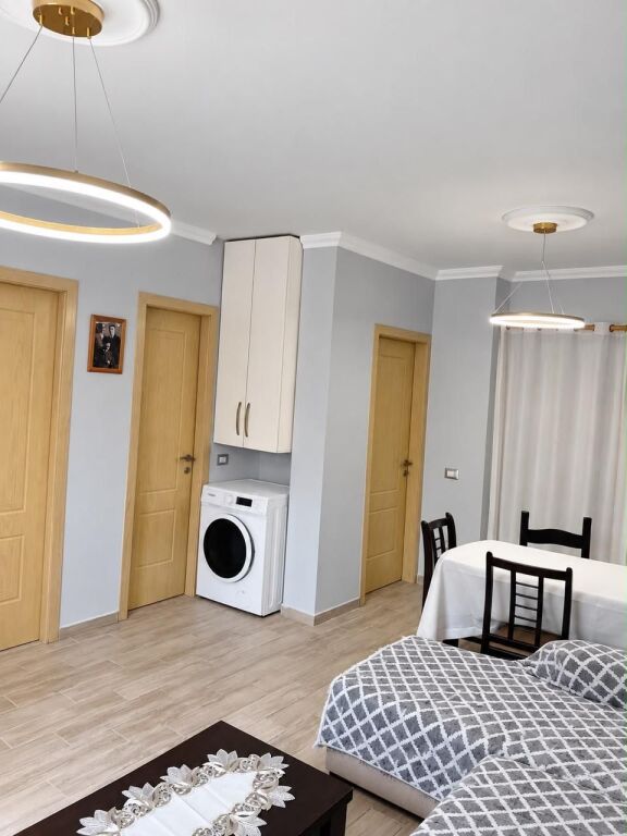 Jepet Apartament me qera ministria e arsimit 600