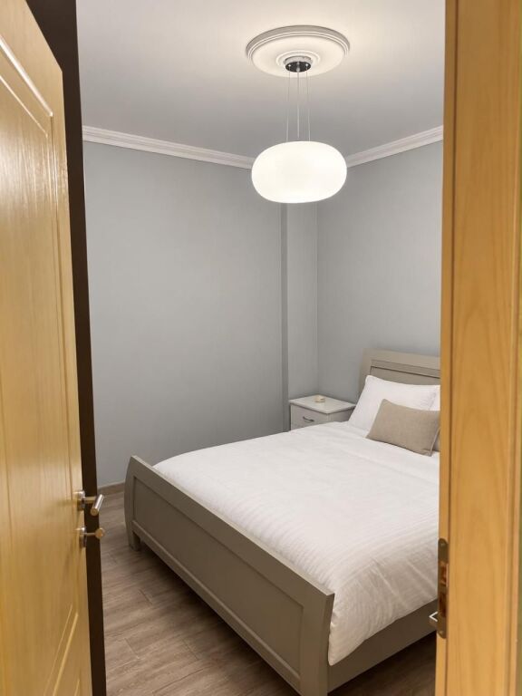 Jepet Apartament me qera ministria e arsimit 600