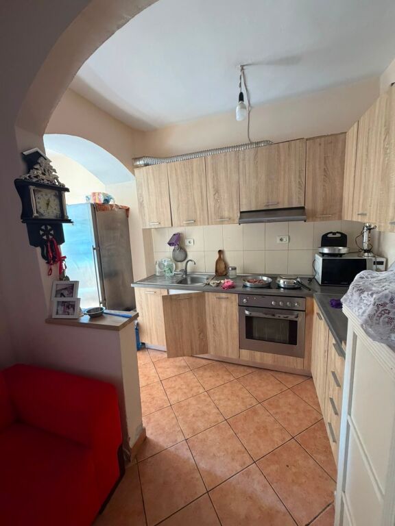 Apartament i gjerë në katin e parë me 2 dhoma gjumi dhe ballkon