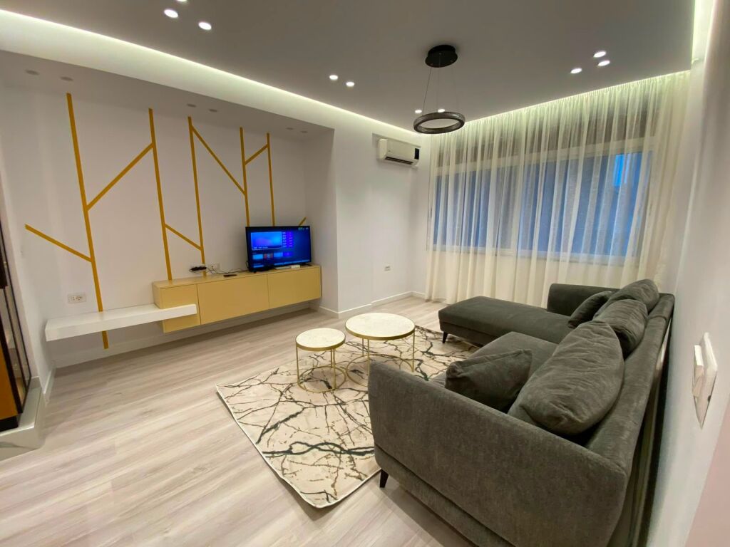 Shitet apartament tek Pazari I Ri